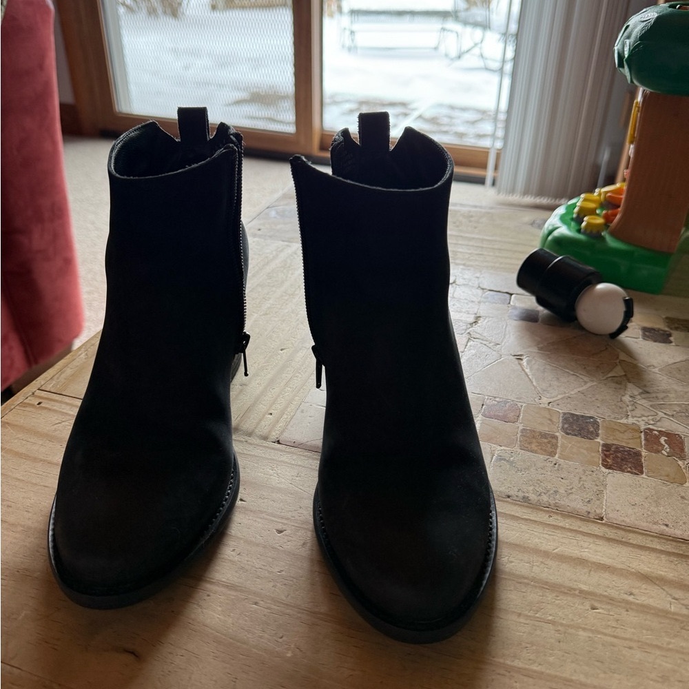 Blondo Black Ankle Boots Sleek Slip-On Design